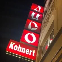 Leuchtreklame der Judoschule Kohnert in Hagen an der Außenfassade des Gebäudes