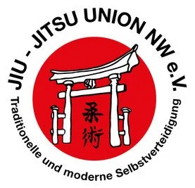Logo der Jiu Jitsu Union Nordrhein-Westfalen mit roter Sonne, japanischem Torii und Kampfsport-Schriftzeichen