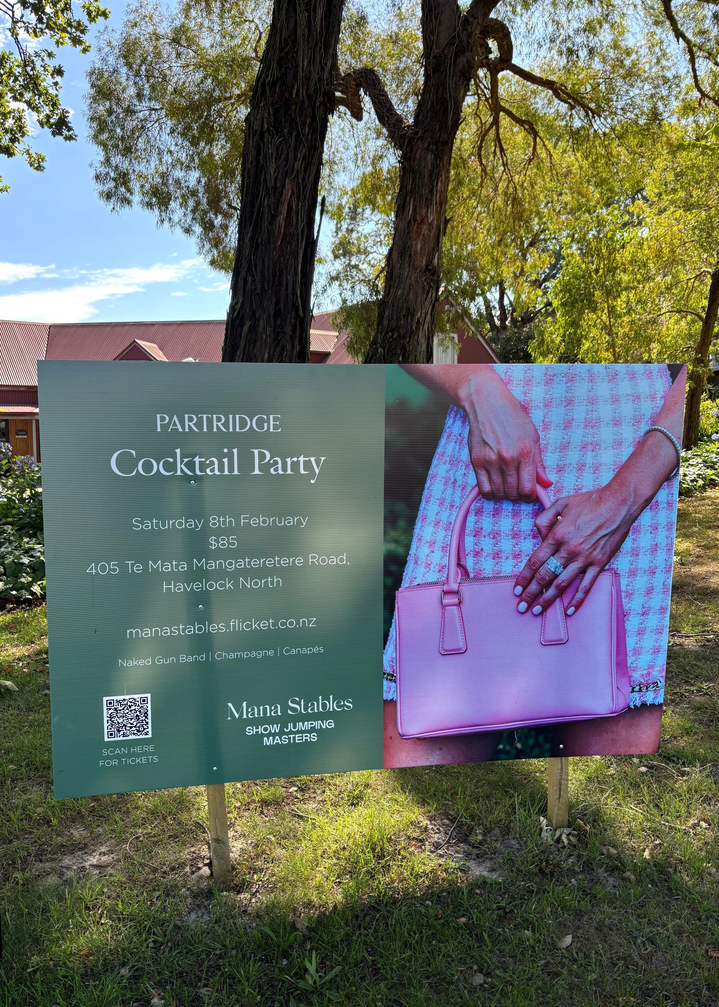ManaStables_sign.jpg