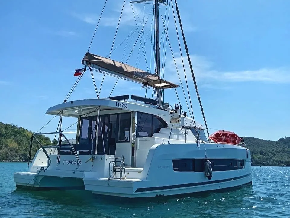 Palawan live on board, rent a catamaran, el Nido Coron expedition, live on board, floating hotel