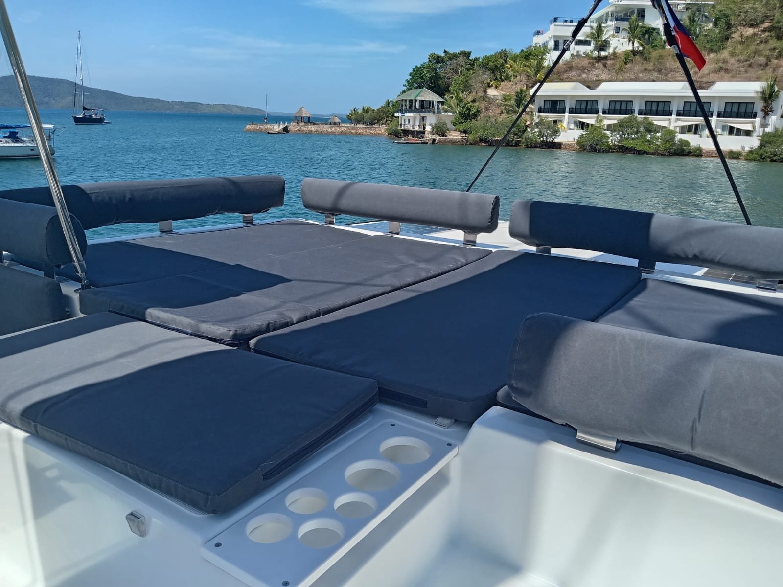 Palawan live on board, rent a catamaran, el Nido Coron expedition, live on board, floating hotel