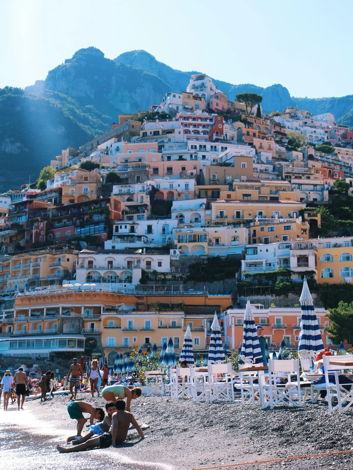 Positano is a place that only the eye can capture the true beauty of it all&hellip;🤍 

one of my favorite shots I&rsquo;ve ever taken