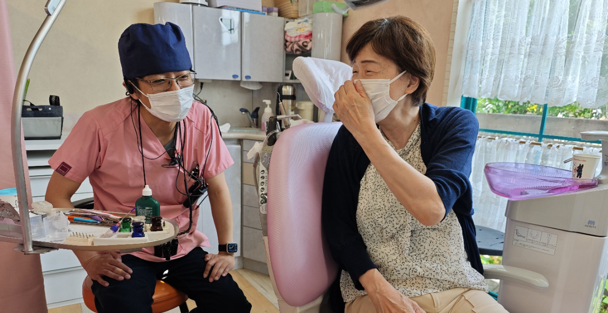 歯科医師と患者が会話している診療室の中の光景