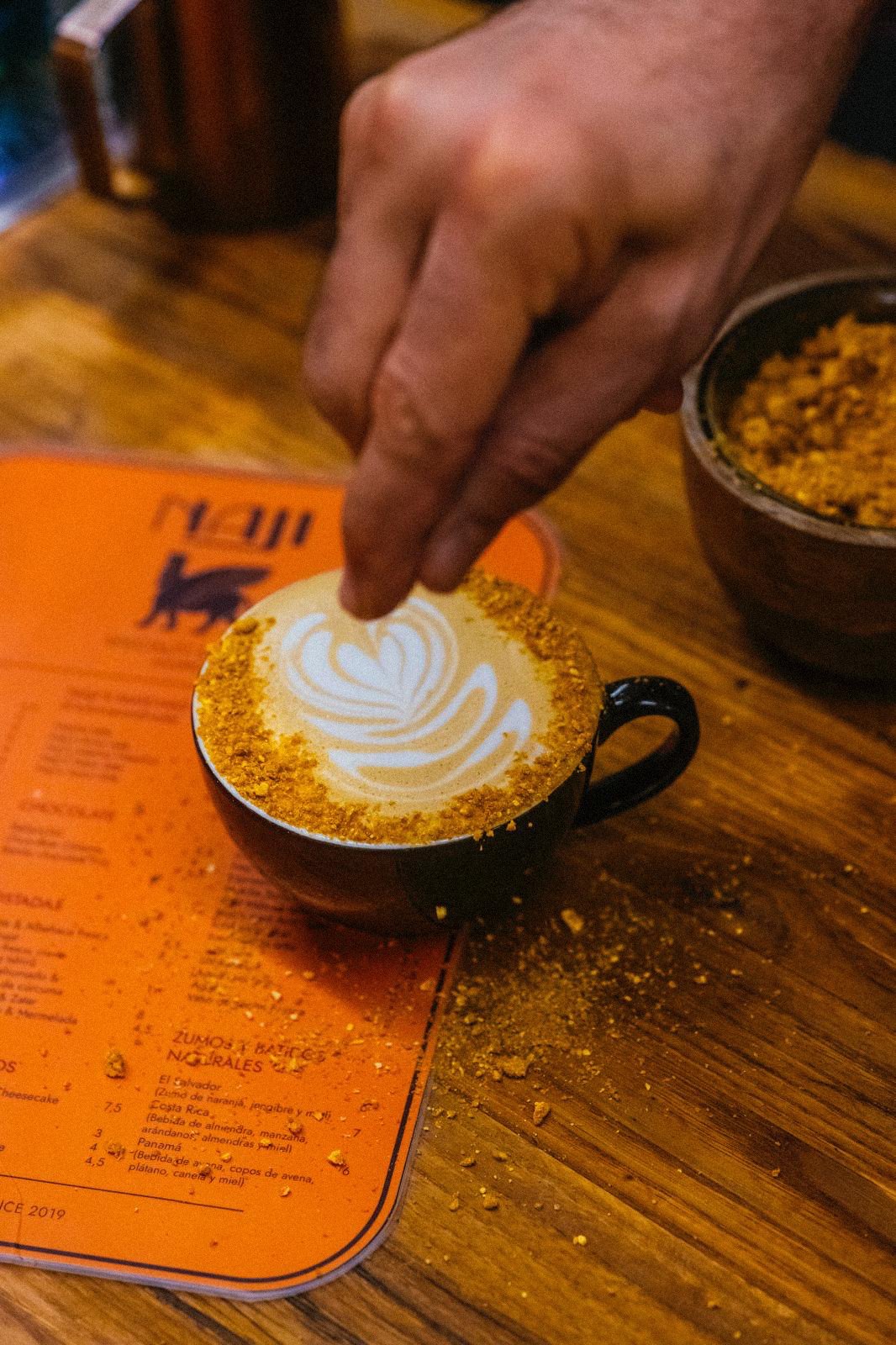 Carta y café Mesopotamia Latte en Naji Specialty Coffee