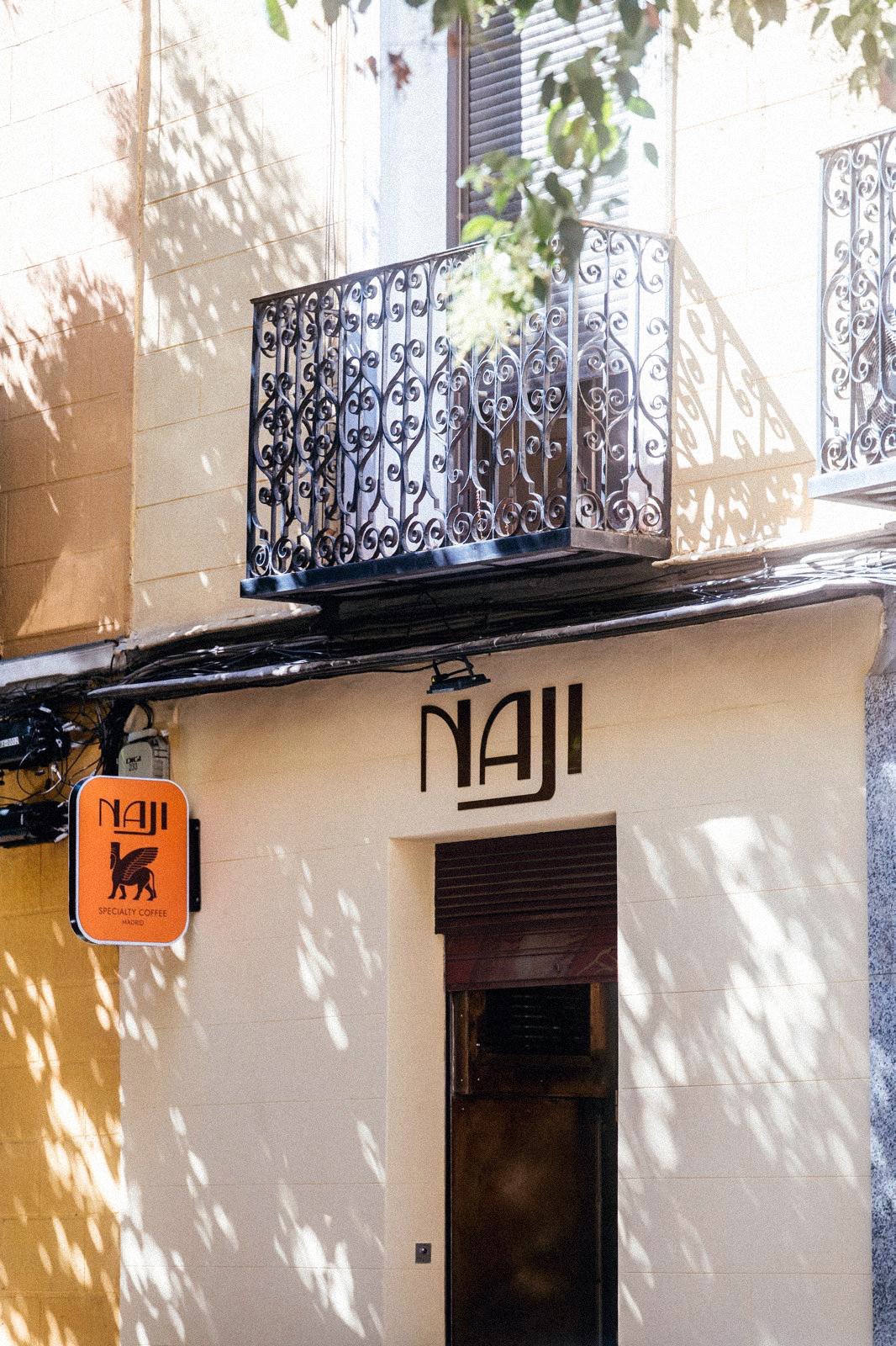 Diseño de letrero y logo en letras Naji Specialty Coffee