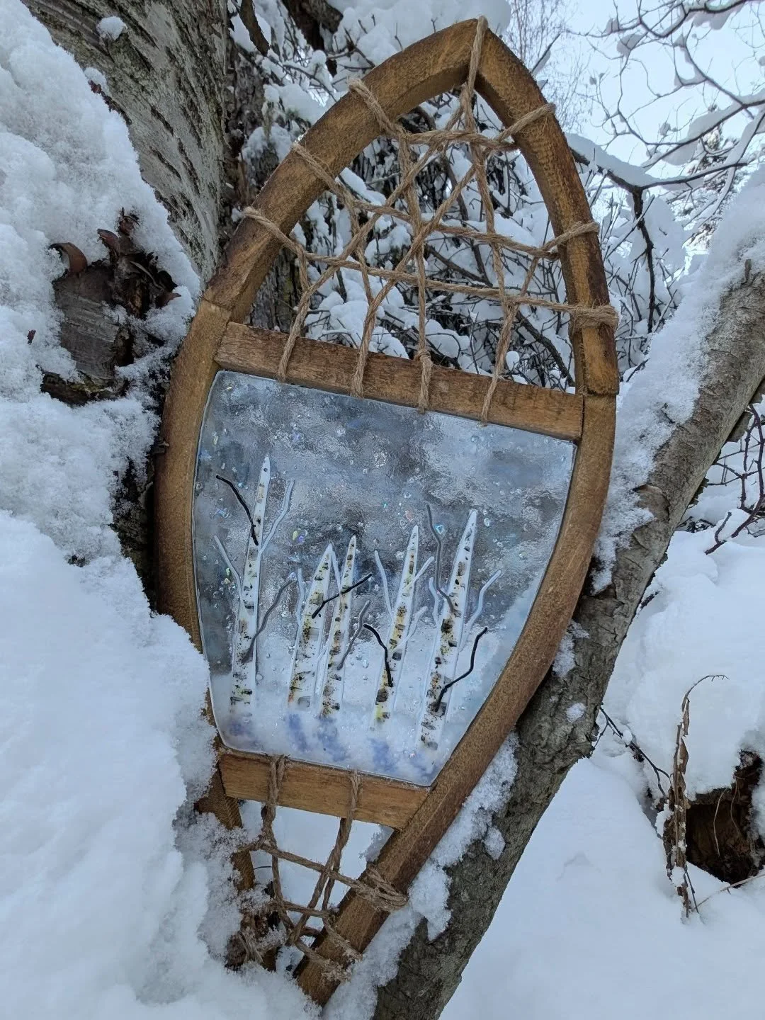 A fused glass winter birch forest snug inside a mini wooden snowshoe.

Rustic meets magical...like a little woodland adventure you can hang on your wall.

#fusedglass #stainedglass #natureart #snowshoe #winter