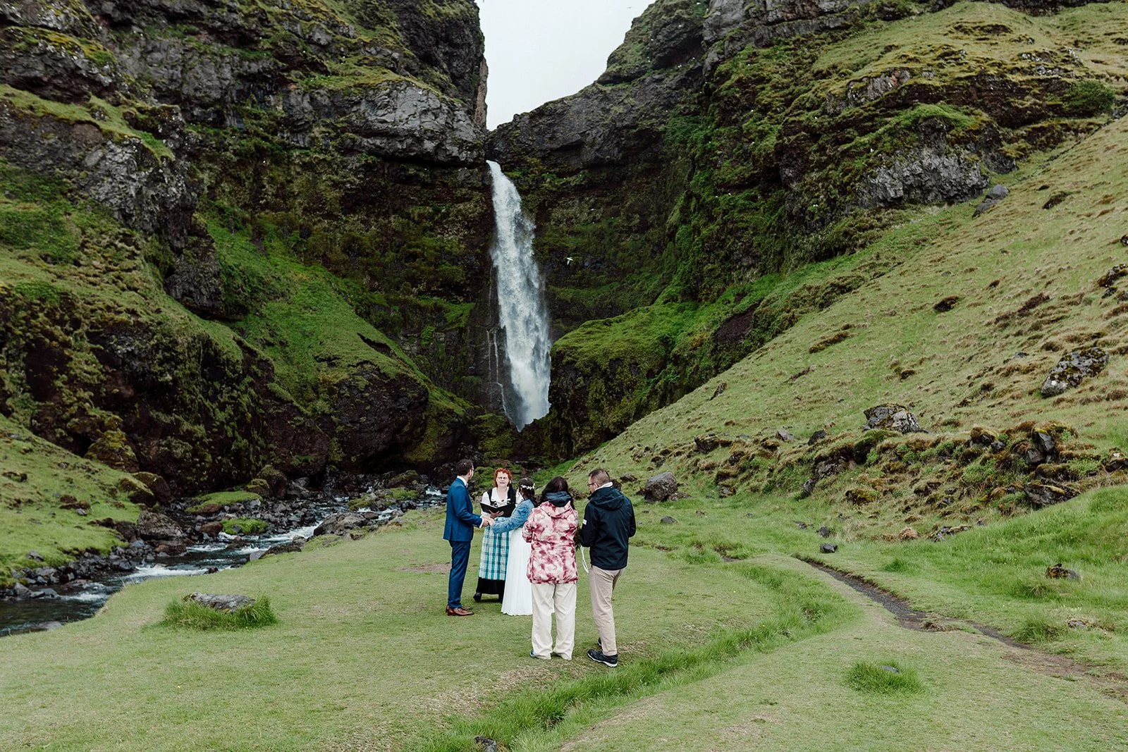 iceland-elopement-waterfall-ceremony-wide-shot-adventure-wedding-kamil-grygo.jpg.jpg