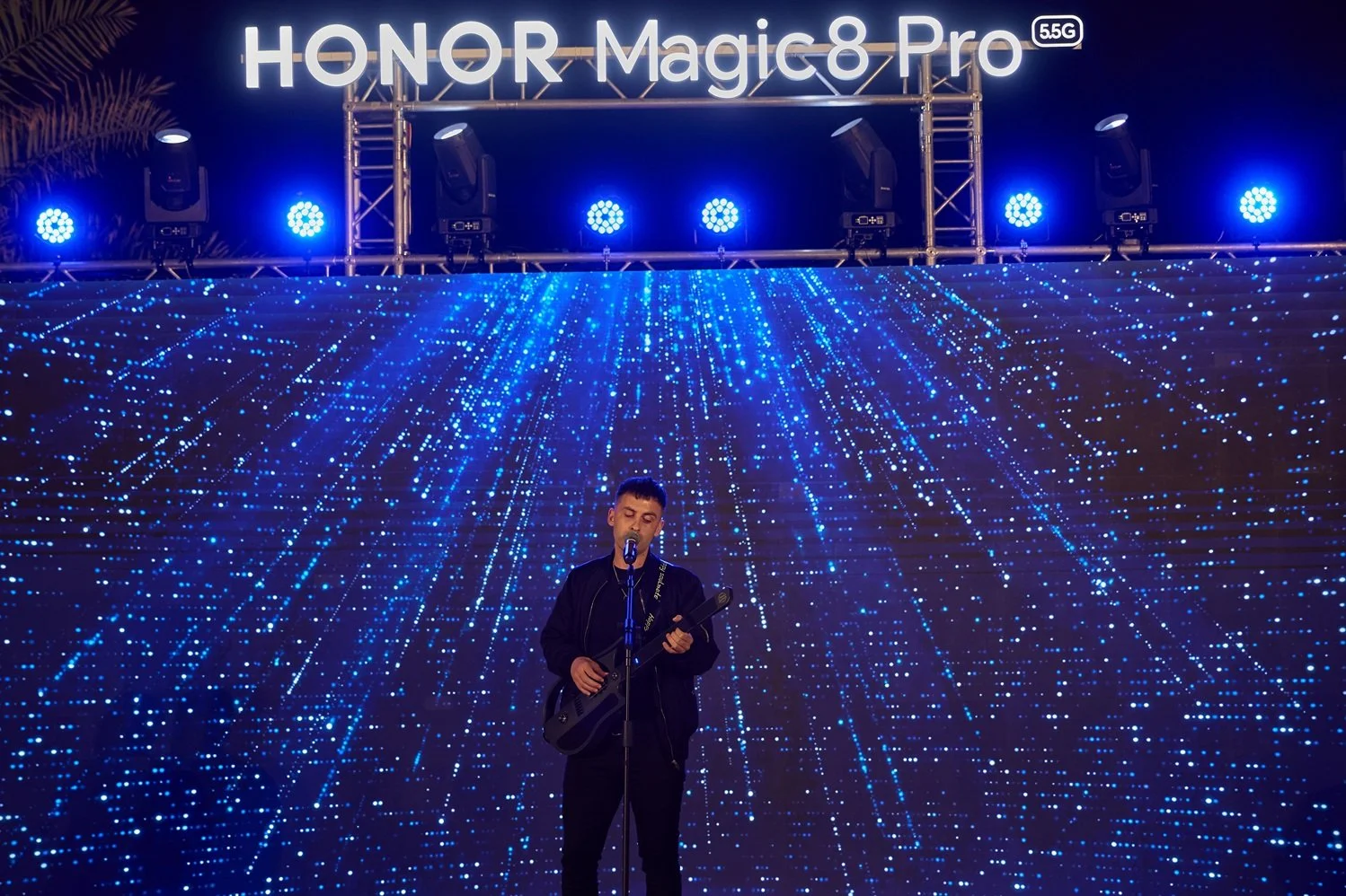 Magic8 Pro: HONOR’s Bid to be the 5.5G-Ready Night Shooter of Choice