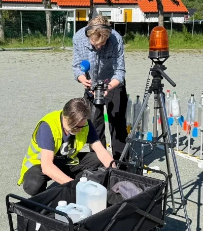NRK journalist filmer og intervjuer Helge Stiland under forberedelser til rakettoppskytning