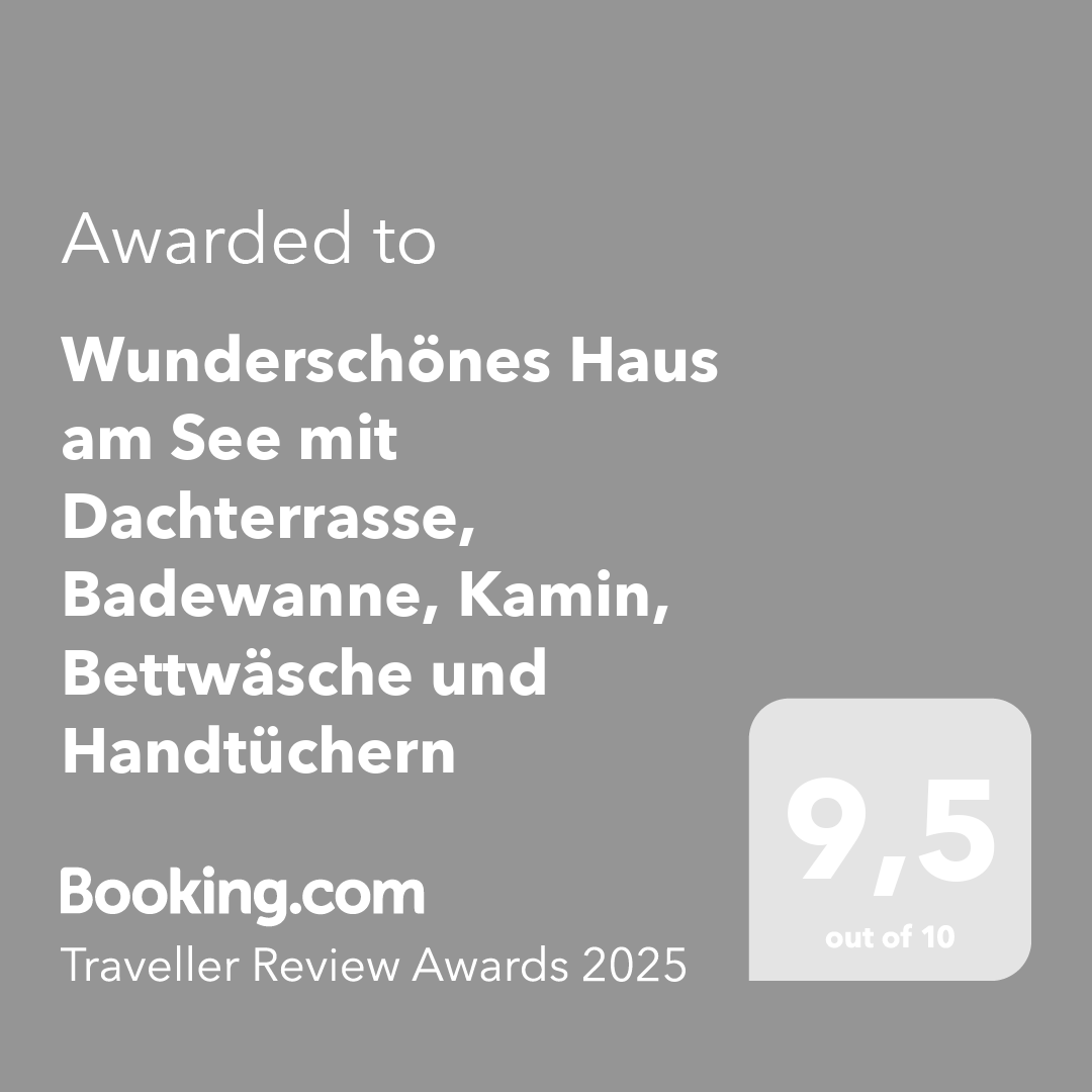 Das Bild ist eine Auszeichnung von Booking.com, die ein Haus am See mit Dachterrasse, Badewanne, Kamin, Bettwäsche und Handtüchern lobt. Es wurde bei den Traveller Review Awards 2025 mit einer Bewertung von 9,5 von 10 Punkten ausgezeichnet.