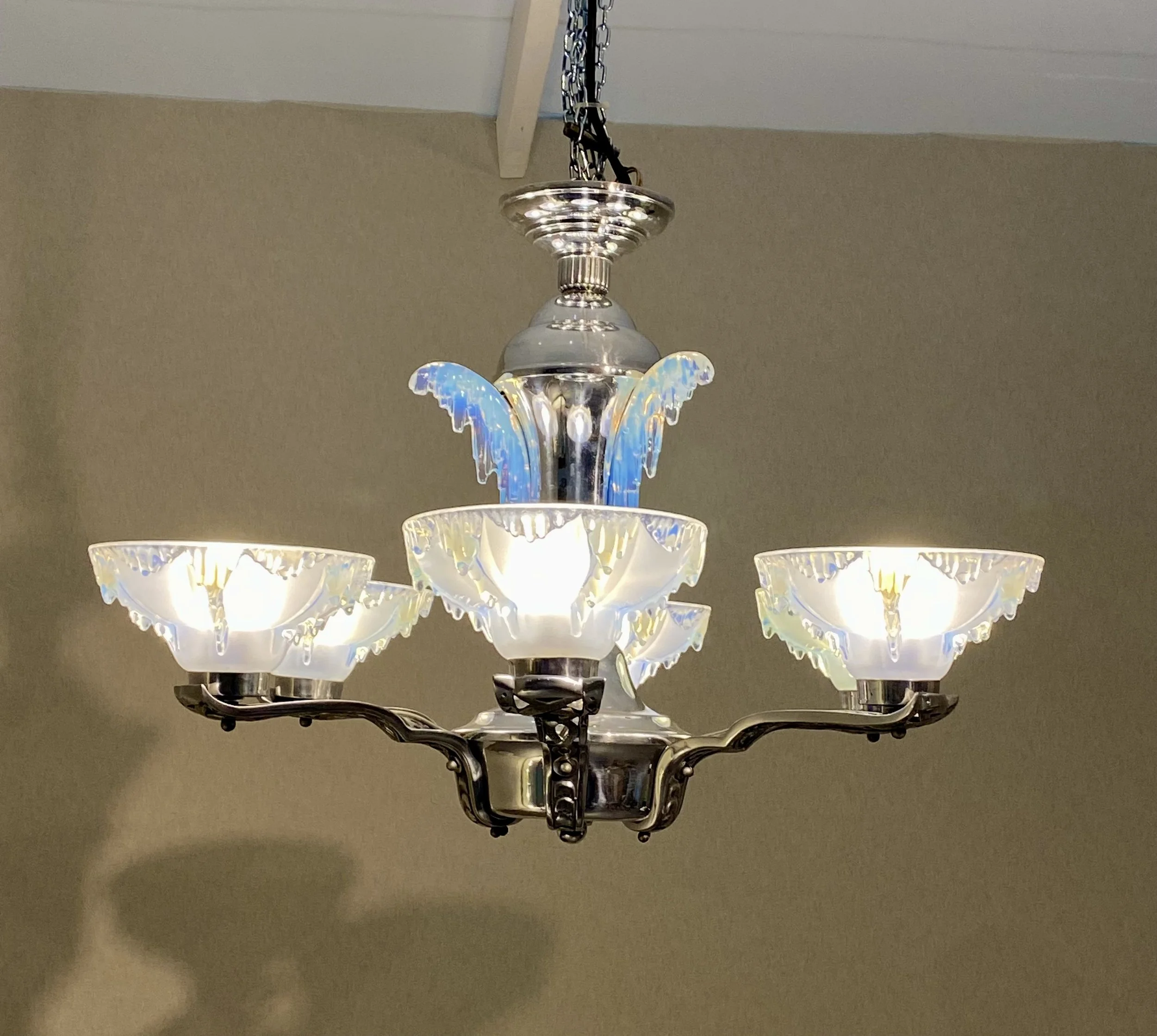 Niki Pholie — lustre à coupelles de verre et ailes bleutées