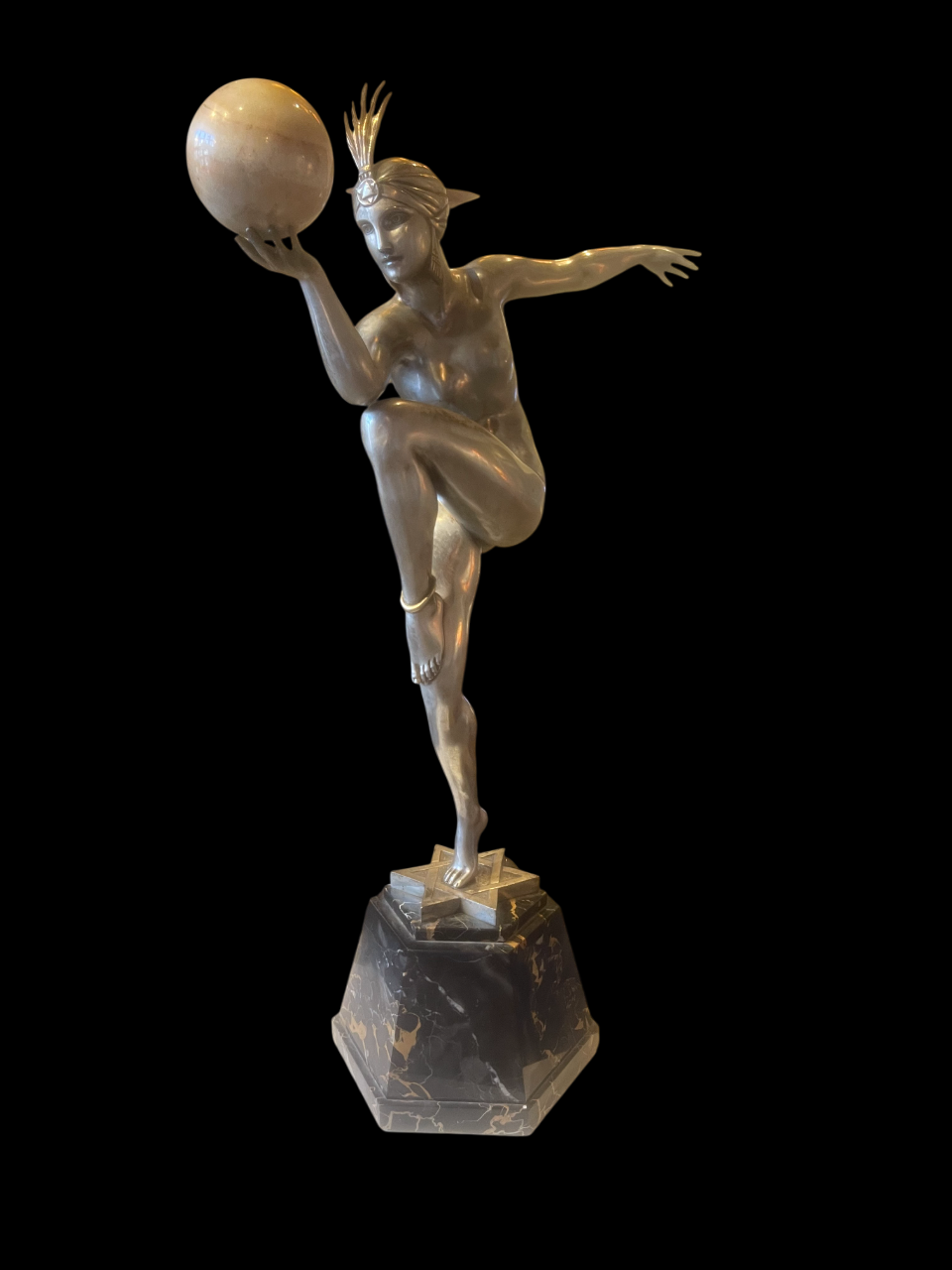 Statue d'une femme en robe or, dansant ou posant avec élégance.