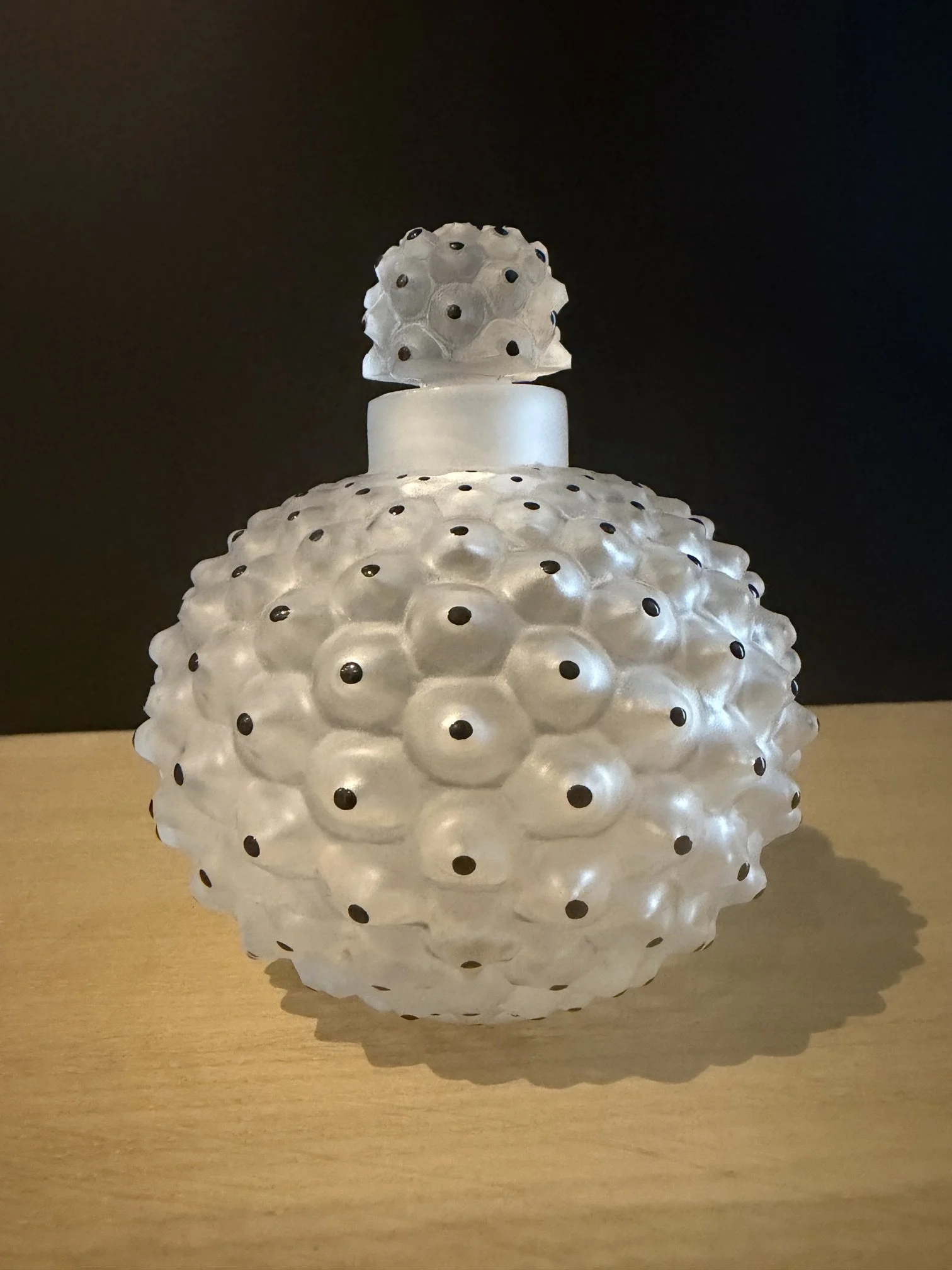 Marco Boes — flacon en verre dépoli à motifs en relief