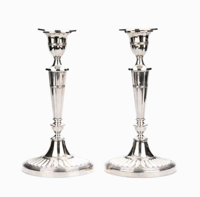 Vitrine en bois avec portes vitrées et tiroirs, décorée de motifs géométriques en bois, exposant divers objets à l'intérieur.