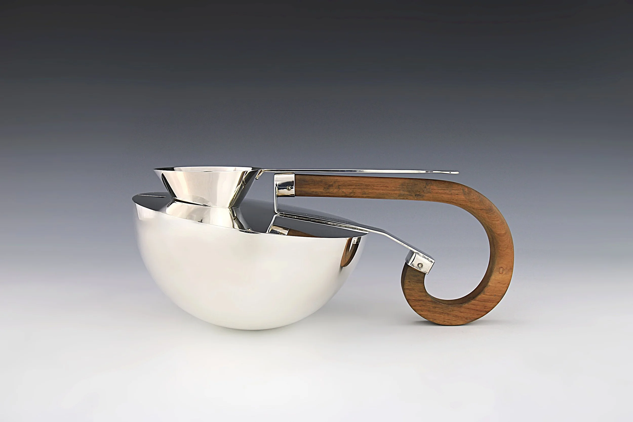 Trois moules en forme de cône en acier inoxydable, avec un moule plus grand au centre ayant un bec verseur et une poignée en métal, utilisé pour la pâtisserie ou la cuisine.