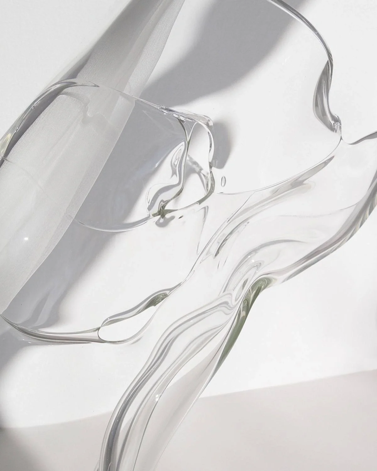 Clear flowing resin representing the German ultra-density resin component used in Semiforêt microcement.