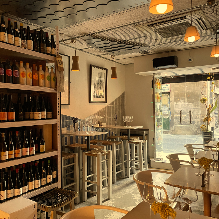 Mesas altas en el wine bar Net Zero en el barrio de Gràcia, Barcelona