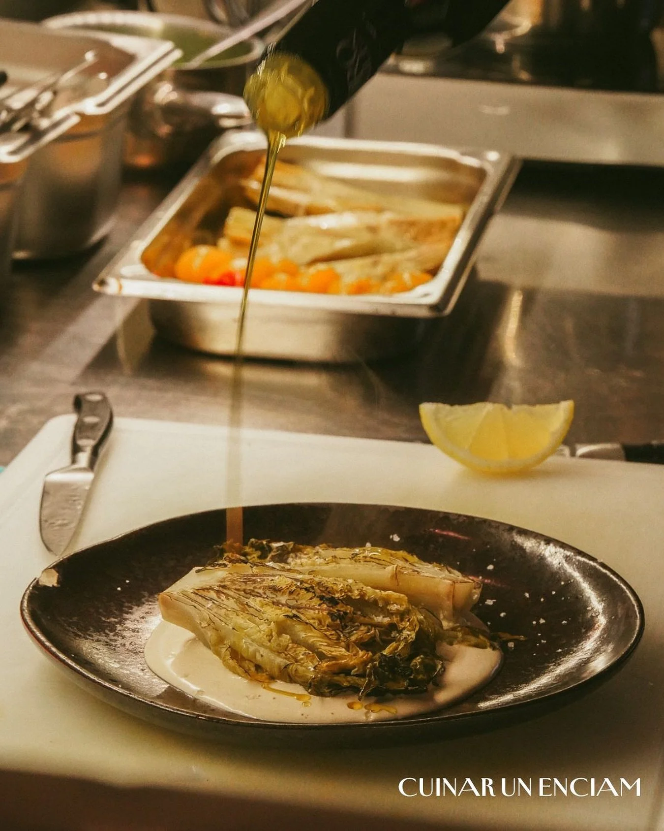 cuinar un enciam o no cuinar-lo, ve't aqu&iacute; la q&uuml;esti&oacute;&hellip;
nosaltres diem SI
.
Cocinar una lechuga o no cocinarla, esa es la cuesti&oacute;n&hellip;
nosotros decimos S&Iacute;
.
To cook a lettuce or not to cook it, that is the q