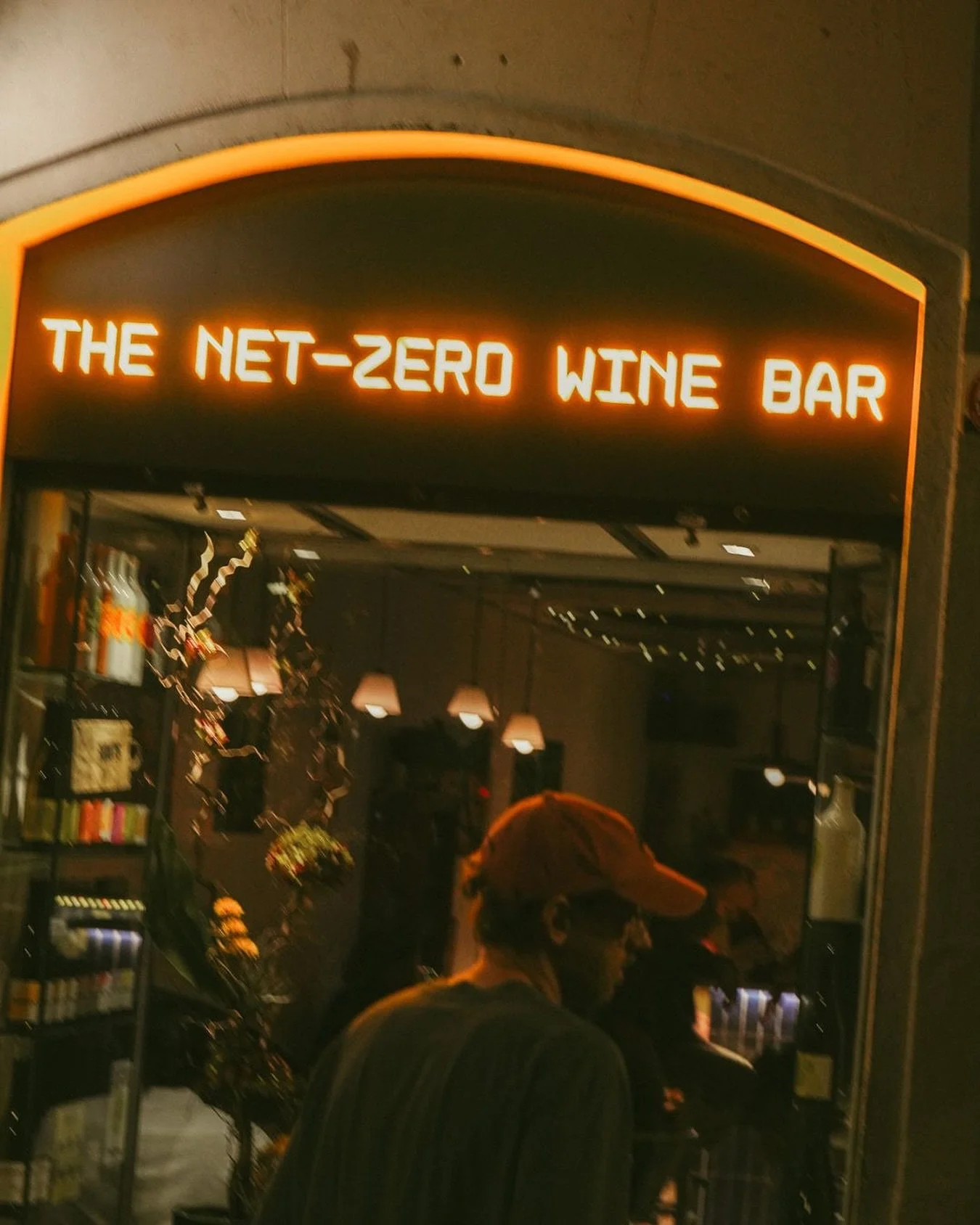 dem&agrave; hi haur&agrave; un canvi a la nostra fa&ccedil;ana
sabeu qu&egrave; passar&agrave;?
escoltem
.
tomorrow there will be a big change in our front door
know what?
we listen
.
#winebar #netzero #realwine #thenetzerowinebar #barcelona #Gr&agra
