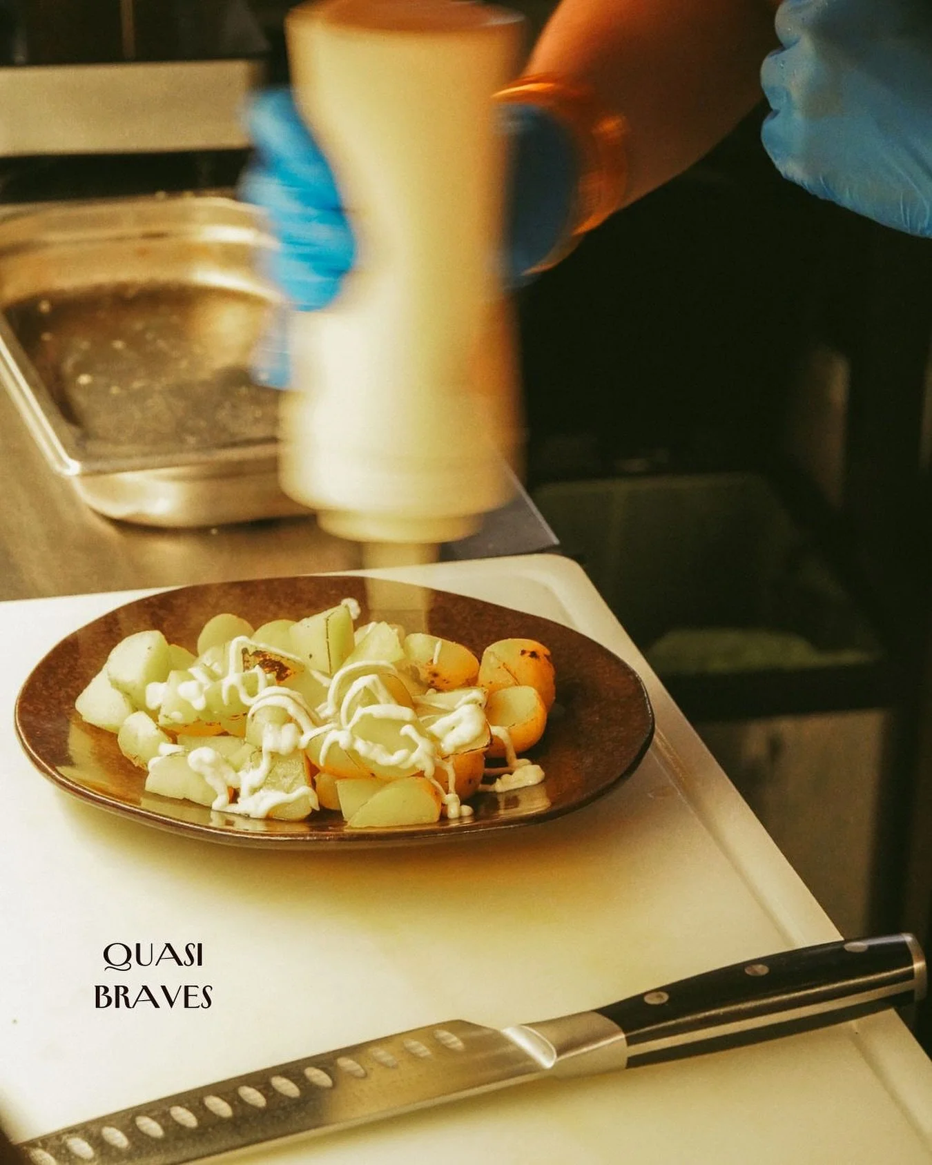 les nostres patates braves s&oacute;n &lsquo;quasi-braves&rsquo; perqu&egrave; ni s&oacute;n fregides ni piquen molt, s&oacute;n unes patates &lsquo;quasi-braves&rsquo; bullides, tallades, fornejades i sopletejades; amb un allioli molt suau de gingeb