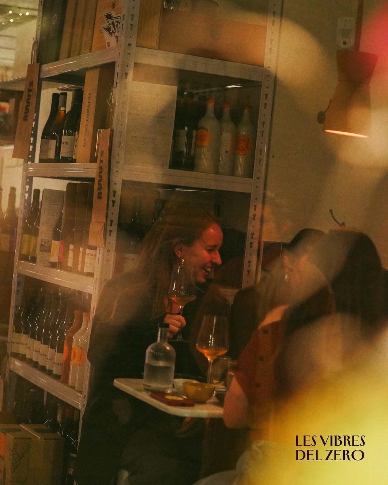 al Zero, a m&eacute;s d&rsquo;una barra tenim taules, poques per&ograve; boniques, pe&rsquo;ls qui s&rsquo;estimen m&eacute;s seure uns davant dels altres. M&eacute;s c&ograve;modes que la barra? no, diferent, pero bon rotllo, igual
.
At the Zero, be