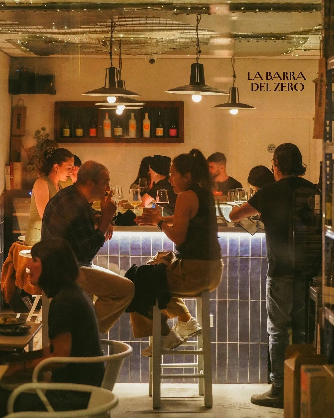 al Zero tenim una preciosa barra per a 9 persones que a tot estirar, a vegades poden ser 11 on es pot fer una copa, sopar i veure com cuinem, i que tamb&eacute; fem servir per als tastos que ens demaneu per a grups
.
At the Zero we have a beautiful b