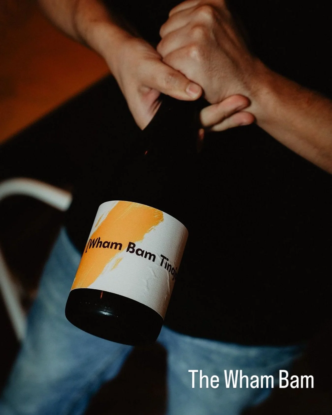 la nova anyada de Wham Bam Tinaja ja &eacute;s aqu&iacute;; blanques amb 51 dies de contacte amb les pells i un percentatge de negres en BdN. Tot fermentat i criat en tines de fang. Com tots els vins del projecte Francesc Nicol&aacute;s, agafa el nom