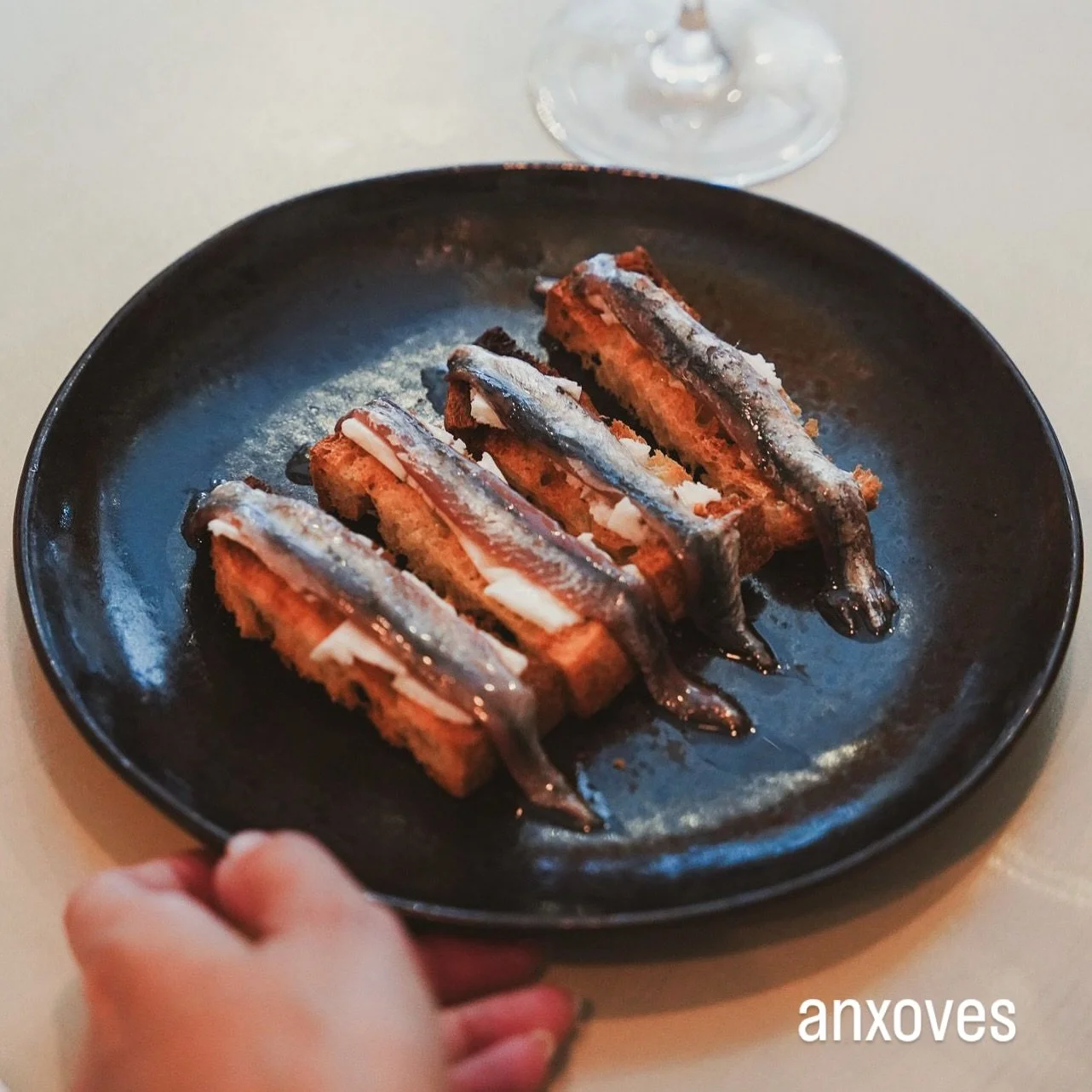 anxoves calibre 000 amb torrada i mantega
.
anchoas calibre 000 con tostadas y mantequilla
.
anchovies caliber 000 with toast and butter
.
#winebar #gr&agrave;cia #barcelona #realfood #realwine #ohmygod