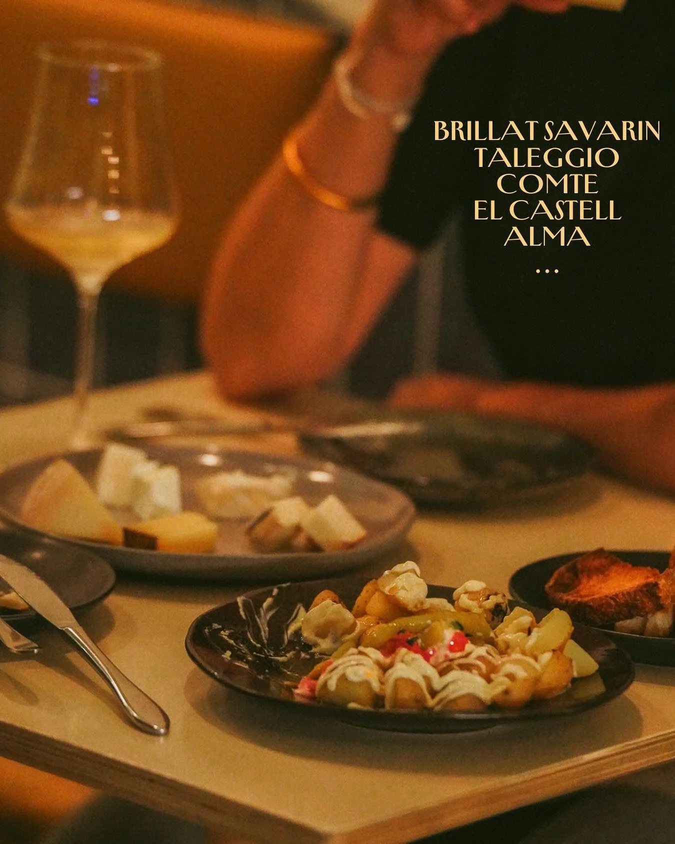 a nosaltres ens agraden les fustes de formatges amb aix&ograve;, amb formatges!
no posem confitures, fruita ni fem que semblin una amanida o un gintonic
producte, producte, producte
-
a nosotros nos gustan las tablas de quesos con eso, con quesos!
no