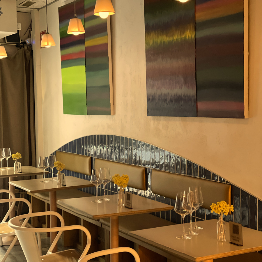 Mesas bajas en el wine bar Net Zero en el barrio de Gràcia, Barcelona