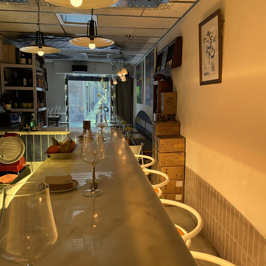 Barra del wine bar Net Zero en el barrio de Gràcia, Barcelona