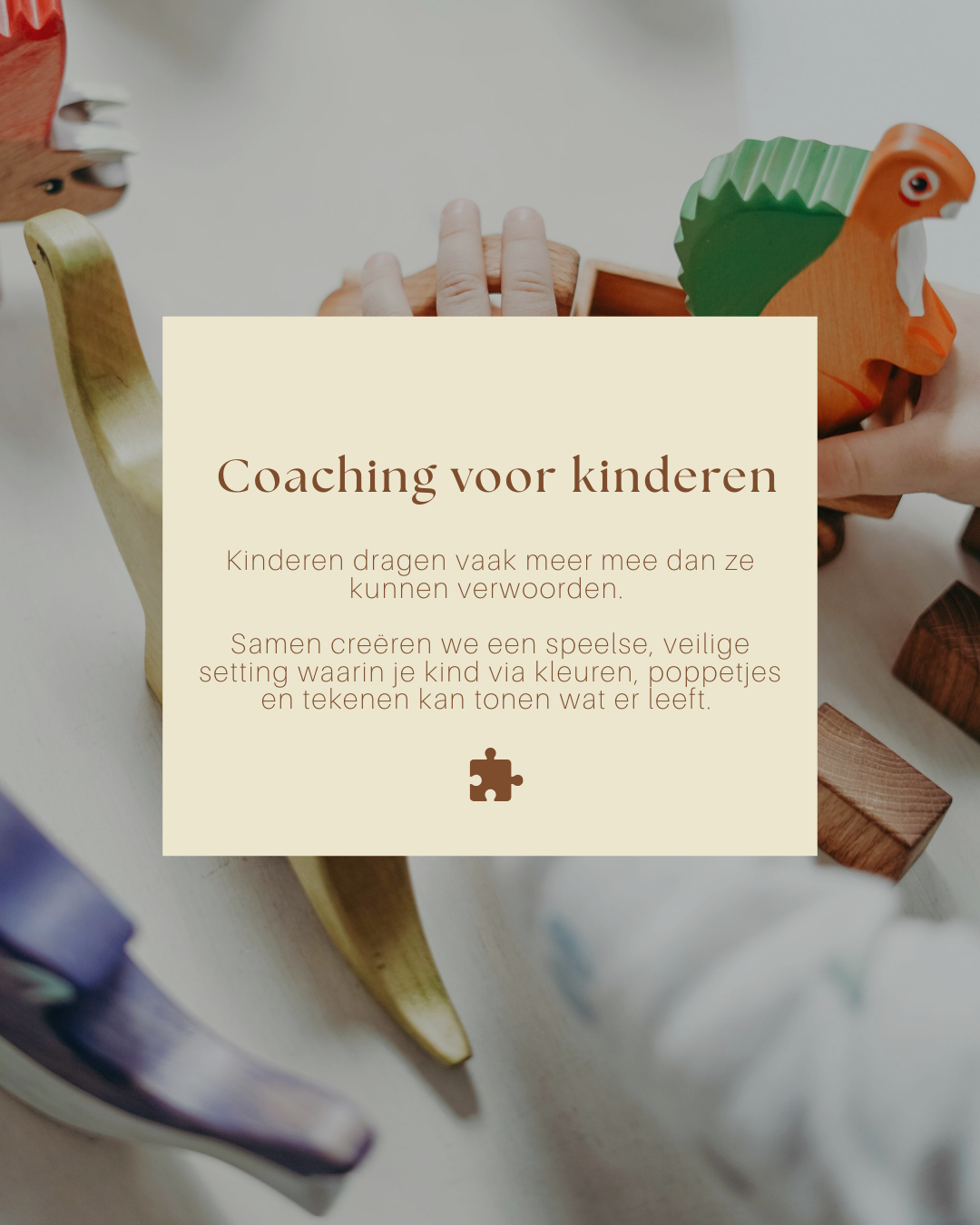 Een foto van een kind dat houten speelgoed vasthoudt, waaronder een groen en oranje draak, een gele bananen en een paarse slang. Die staan op een witte tafel met een witte achtergrond.