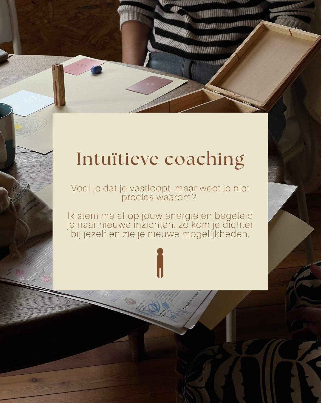 Informatieve poster over intuïtieve coaching met tekst en een icon van een persoon, geplaatst op een tafel met kantoor- en schrijfmateriaal.