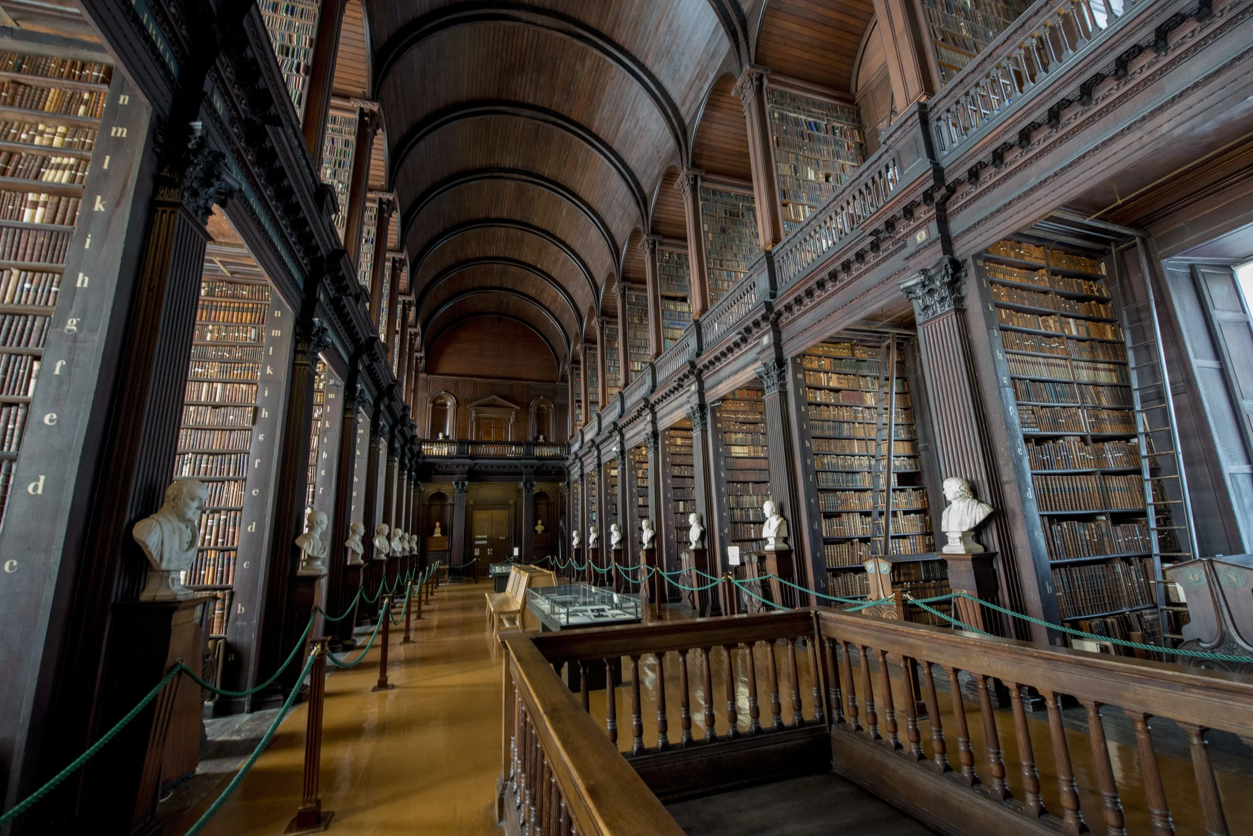 La Biblioteca Long Room del Trinity College de Dublín, un lugar emblemático del patrimonio irlandés y un destino popular entre los estudiantes.