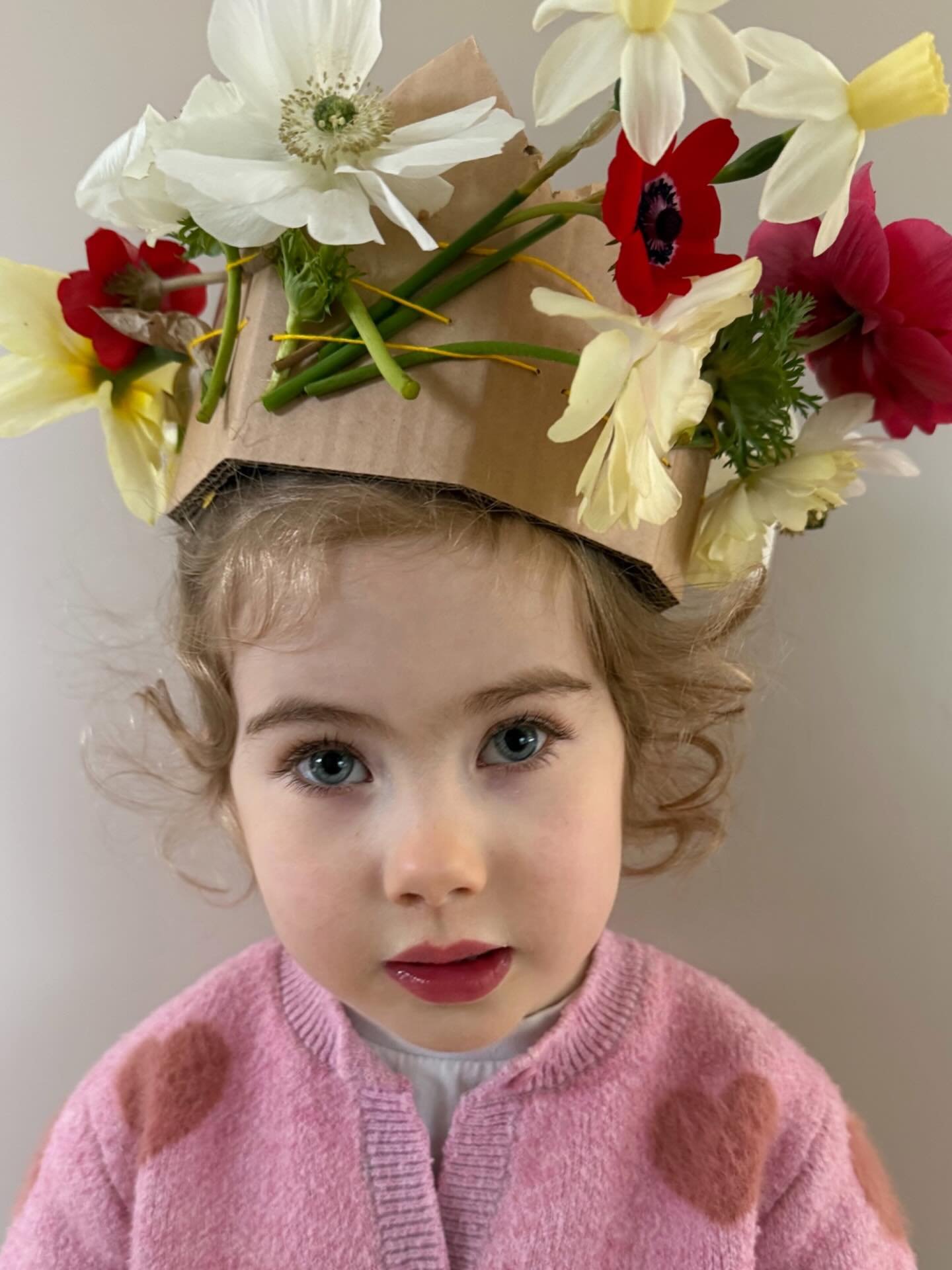 SUNDAY SWEETNESS 🍓|| can you guess who this exquisite creature belongs to?! 

Hint: her Mama is a floral magazine editor &amp; flower farmer (and also, rather unfairly, in my opinion) looks like a bloody supermodel 😒 || SWIPE to the end for an abso