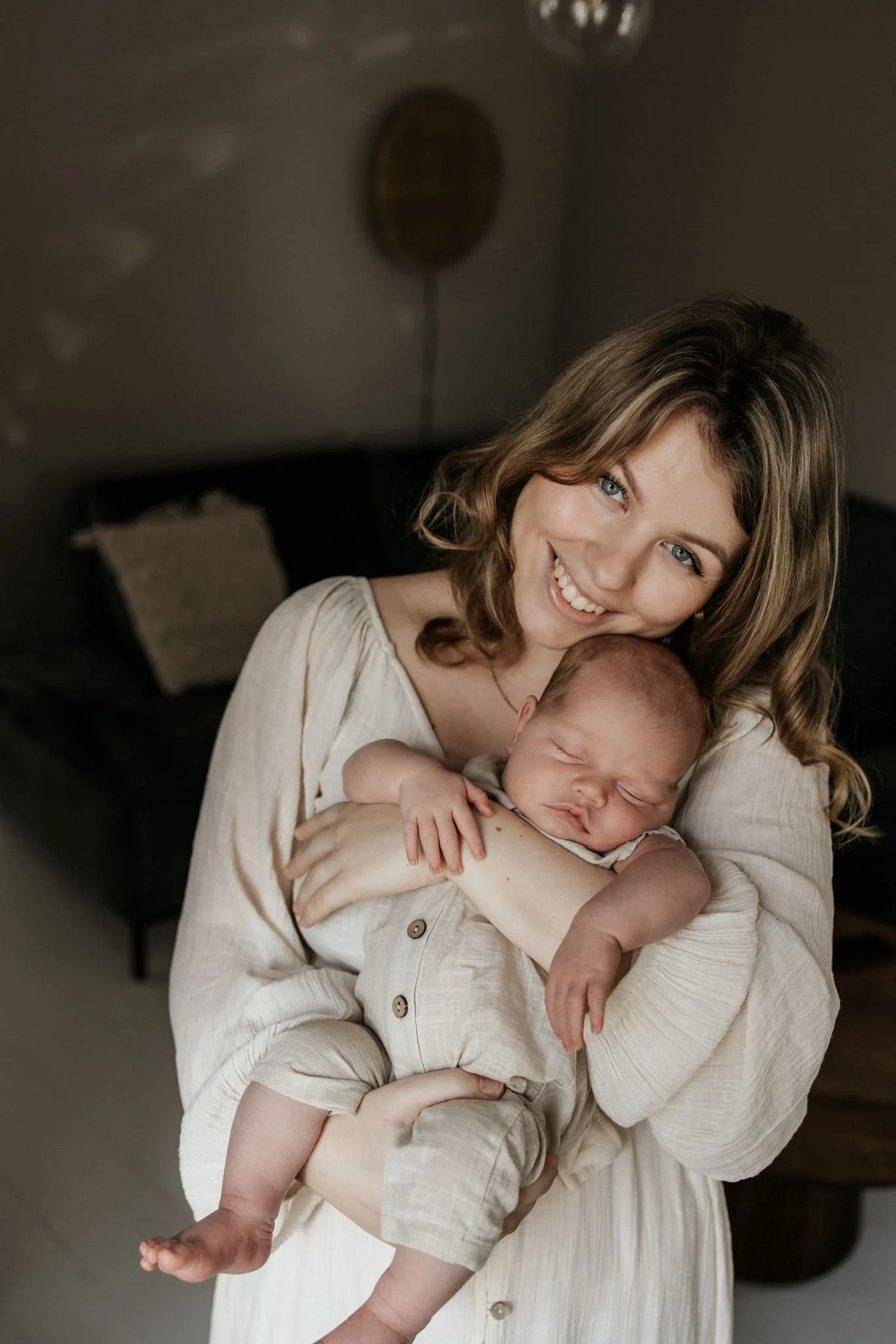 Danielle heeft haar baby vast, zij is moeder en coach van een zwangerschapscursus in Burgum