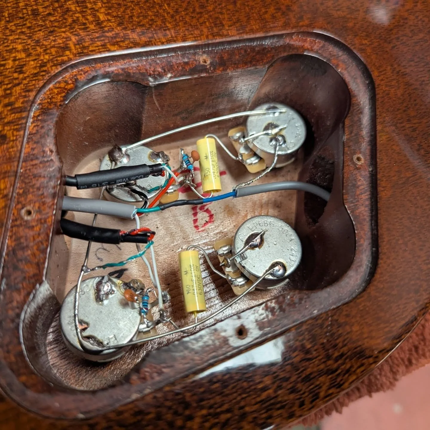 Did a complete electrical overhaul for this 2014 Les Paul classic. Replaced the PCB with CTS pots, Mallory tone caps, 2x treble bleeds, and threw on some raw nickel pickup covers for that vintage aesthetic.