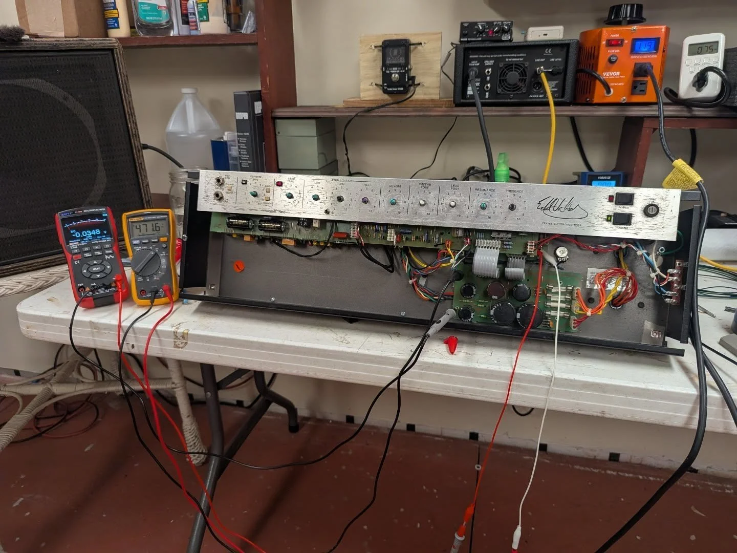 Today on the bench, modding a 5150 signature combo! 

1. This amp is an absolute nightmare to work on, would not recommend. The head is fine, the combo uses the Peavey folded PCB which are a notorious PITA. 

2. Mods: swapped out 100ohm screen grid r