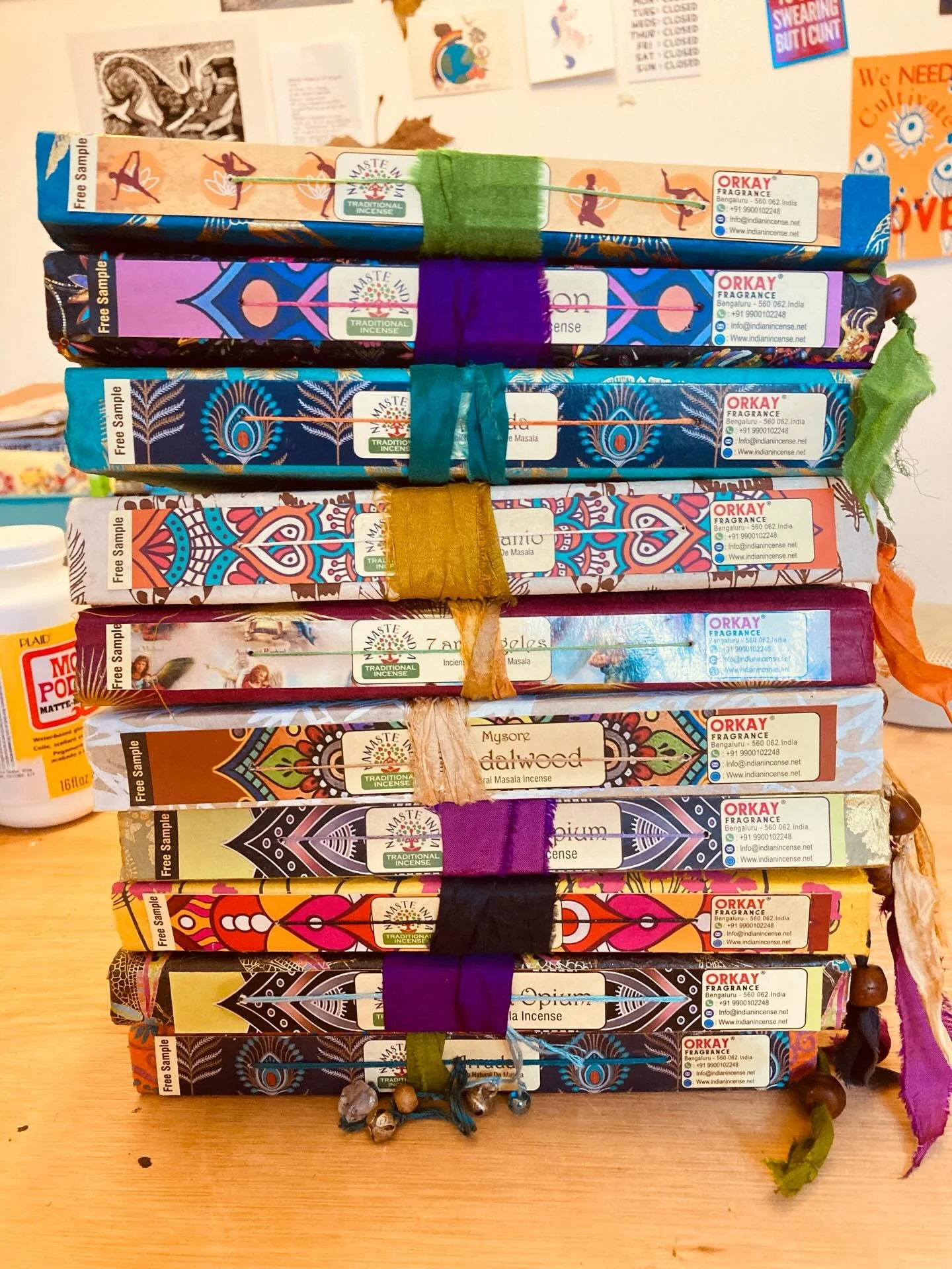 Ten handmade journals all finished! 

Makes me happy to just look at them 😃

Gorgeous &amp; a bit messy. Wrapped in silk ribbon leftovers from wonderful artist @jacqui_hilson 🙏🏽

Thank you for sharing my creative journey 🙏🏽💚
.
.
.
.
.
#handmade