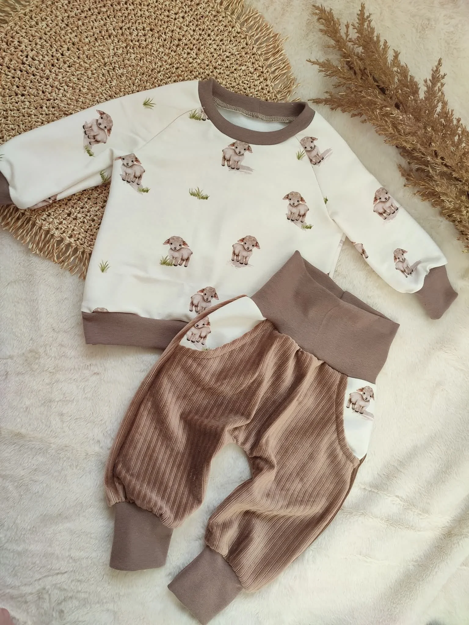 74 | Lamm Zweiteiler Hose und Pullover