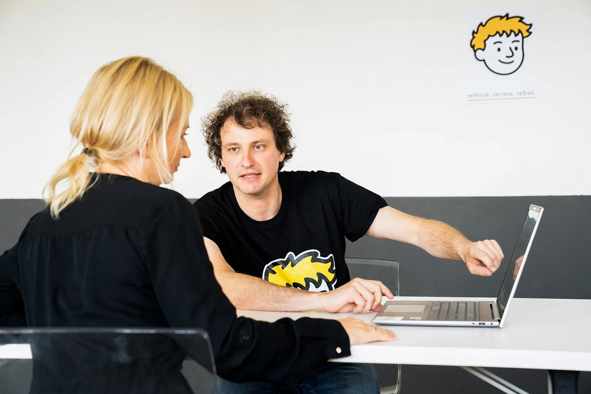 Michael Schmelcher advises a Re:Rebellioncustomer on how and where to get the best and cheapest refurbished devices.