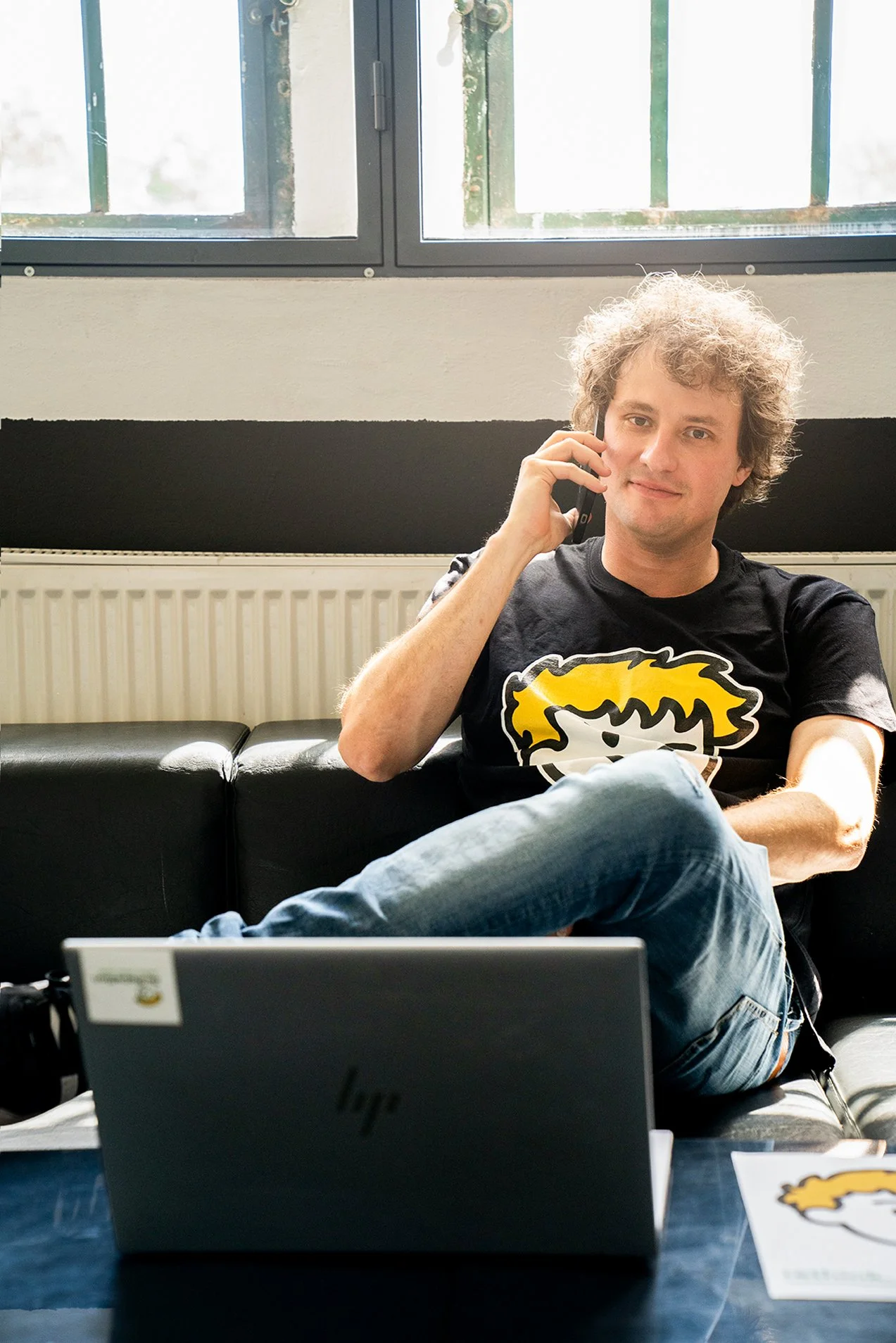 Michael Schmelcher telefoniert mit Verkäufer von IT Hardware