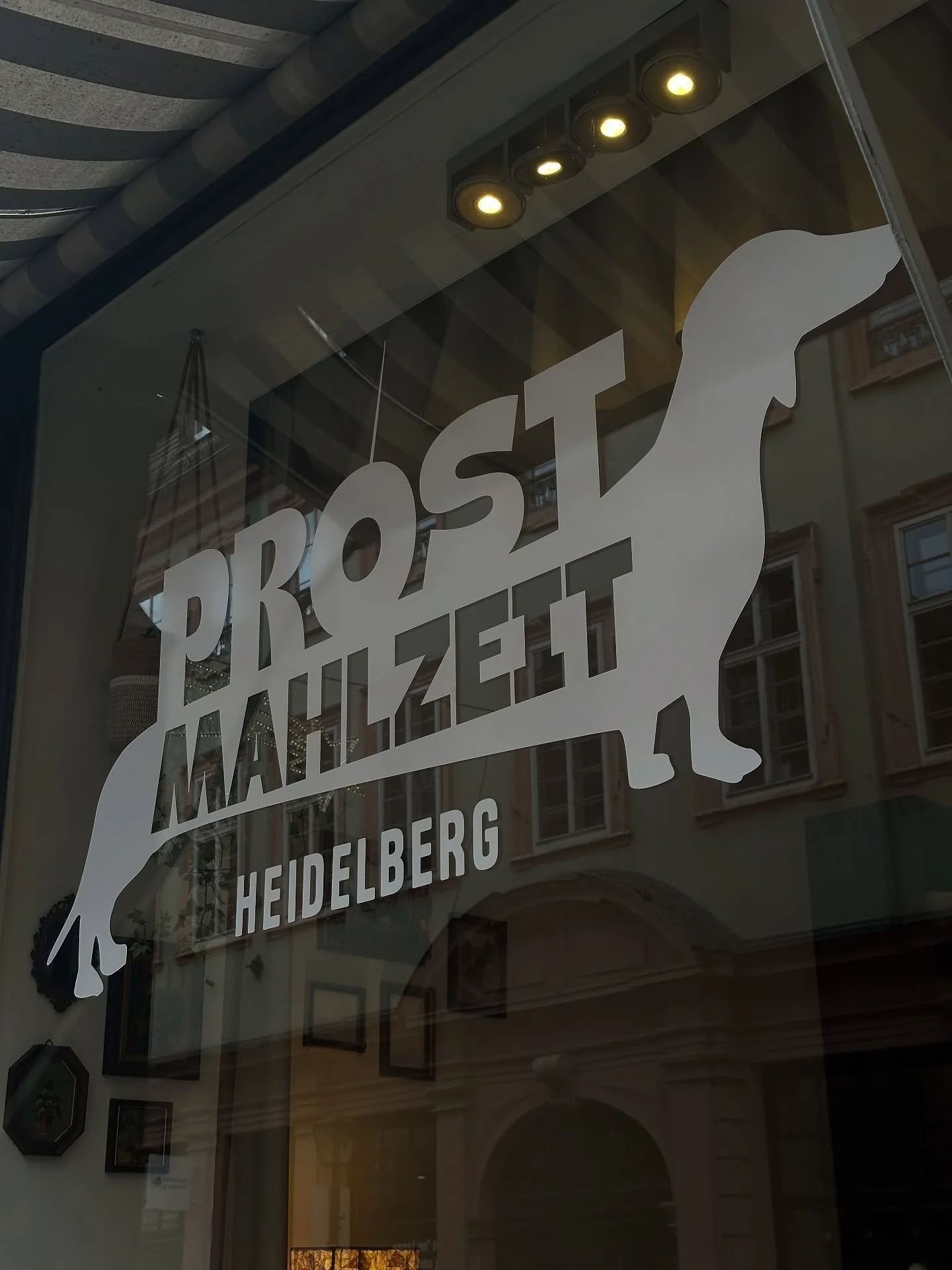 Hallo Heidelberg! 🌟
Wir sind jetzt soweit &ndash; ab Sonntag haben wir endlich f&uuml;r euch auf!

Kommt gern vorbei, lernt uns kennen, schnuppert rein,
haps auf unsere deutschen Happas und lasst euch einfach mal gem&uuml;tlich hereindackeln. 🐾🍽️
