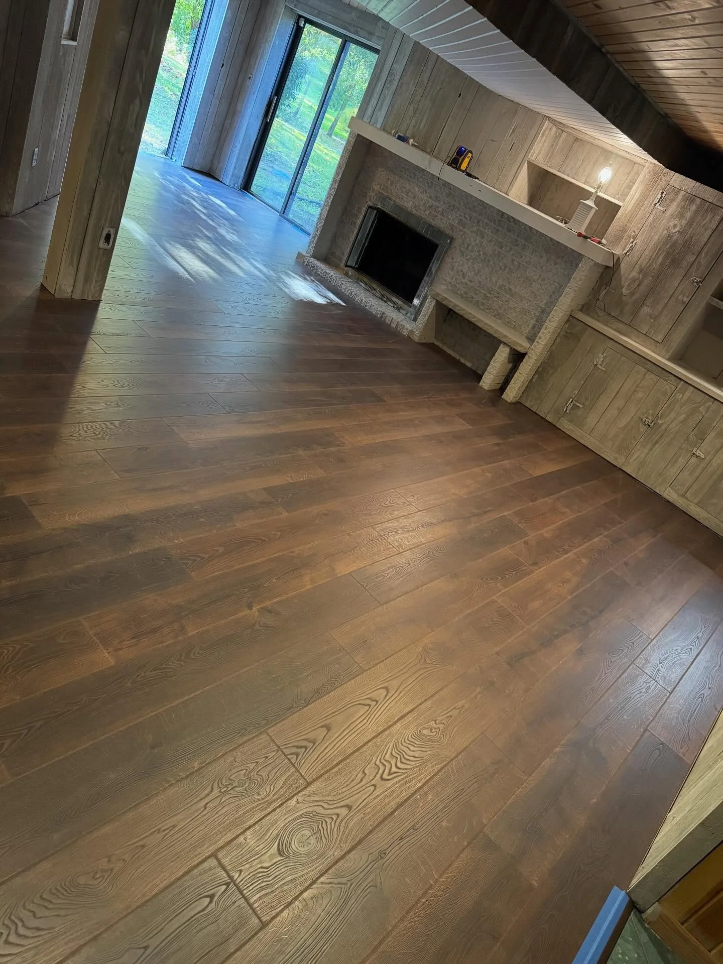Laminate floor with leveling