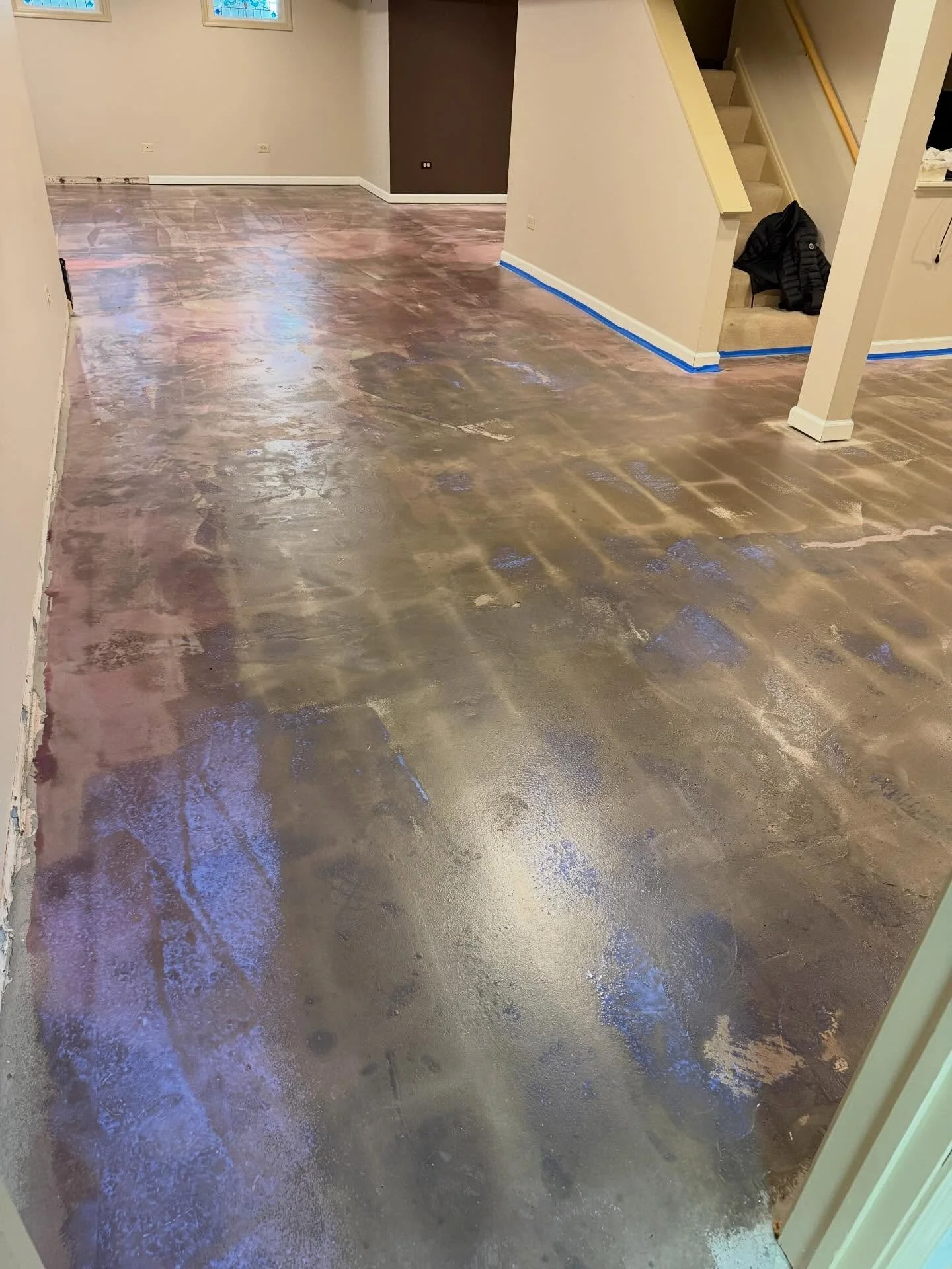 Laminate flooring with leveling