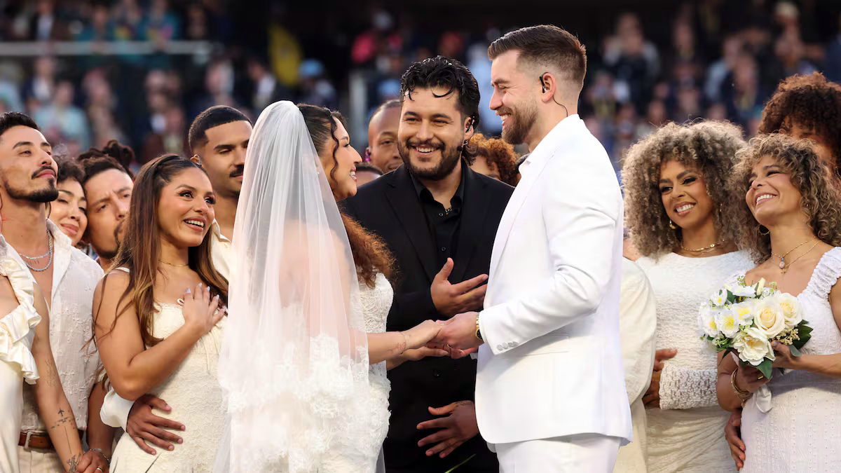 💍 The most unexpected (and very real) wedding to ever happen at the Super Bowl