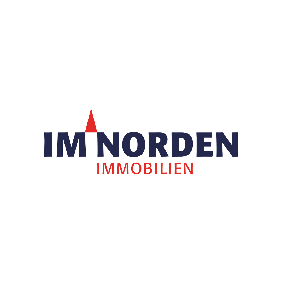 Logo der Immobilienfirma 'Im Norden Immobilien' mit einem roten Nordpfeil über dem Schriftzug.