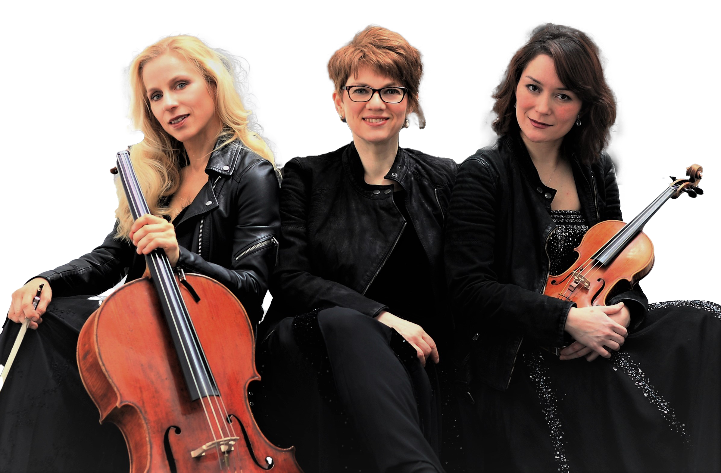 Drei Frauen sitzen nebeneinander und halten Violinen. Sie tragen schwarze Kleider und Lederjacken. Die Frauen freuen sich oder schauen in die Kamera.