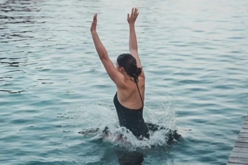 Cold plunge ritual in Copenhagen connected to Nordic sauna culture and contrast therapy