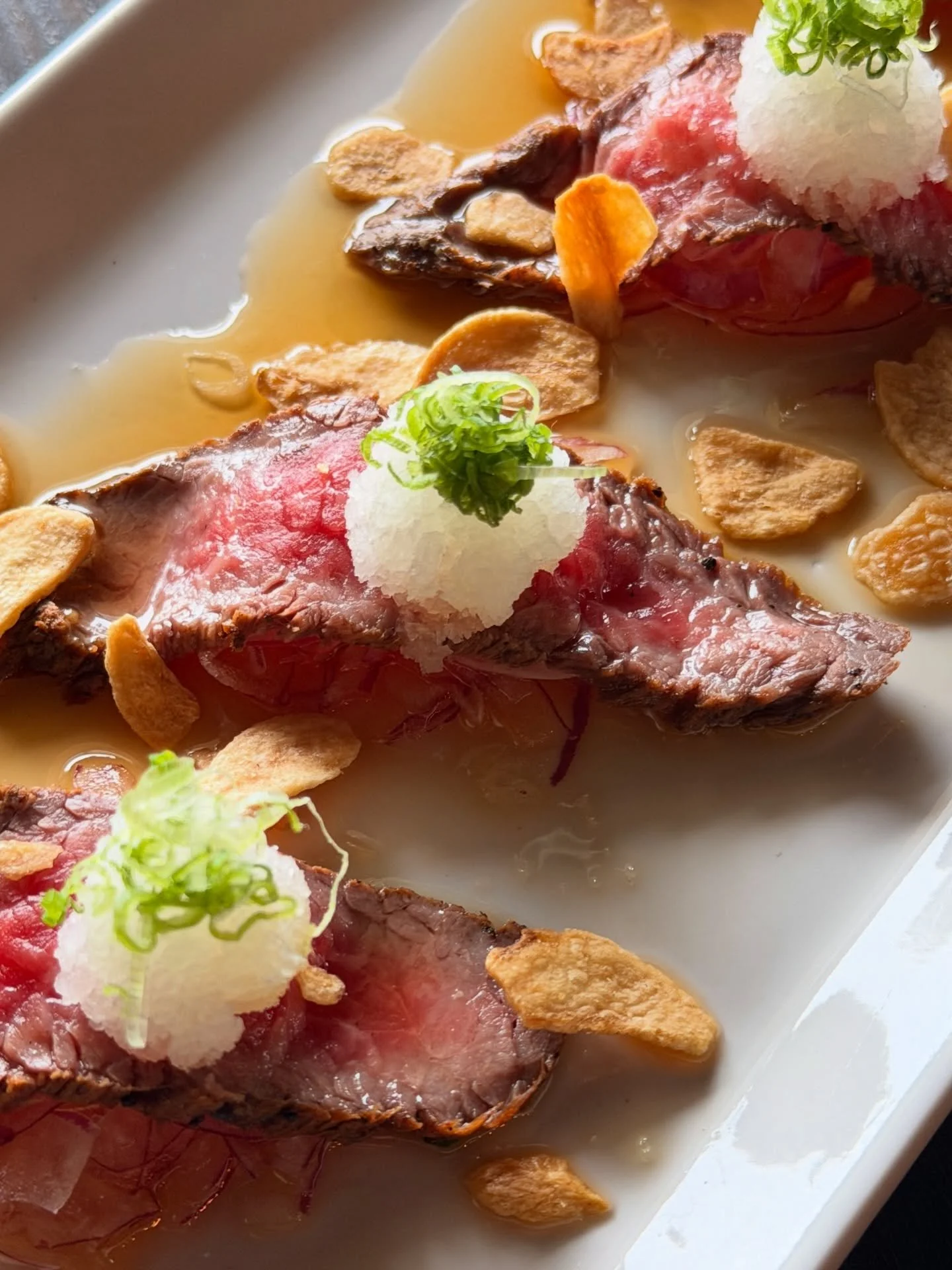 Japanese style roast beef, with finely grated radish, scallions, crispy garlic and a umami drizzle~ We don&rsquo;t just do premium quality sushi. We do certified Wagyu too~😎🥩🍶

Something for everyone at Nagisa Sushi⚡️

#nagisasushi #sandiegowagyu 